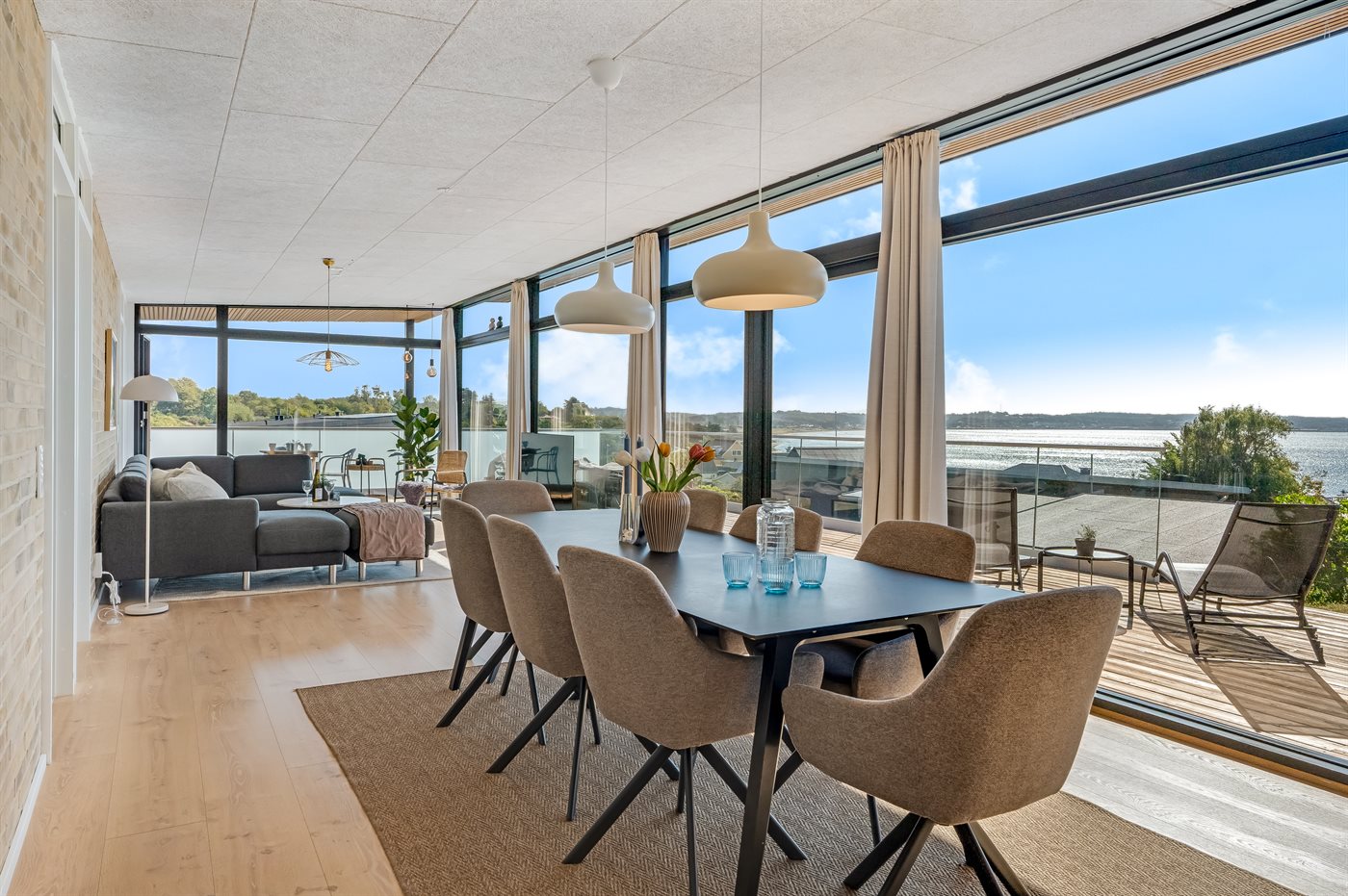 Spiseområde med udsigt over Ebeltoft Vig